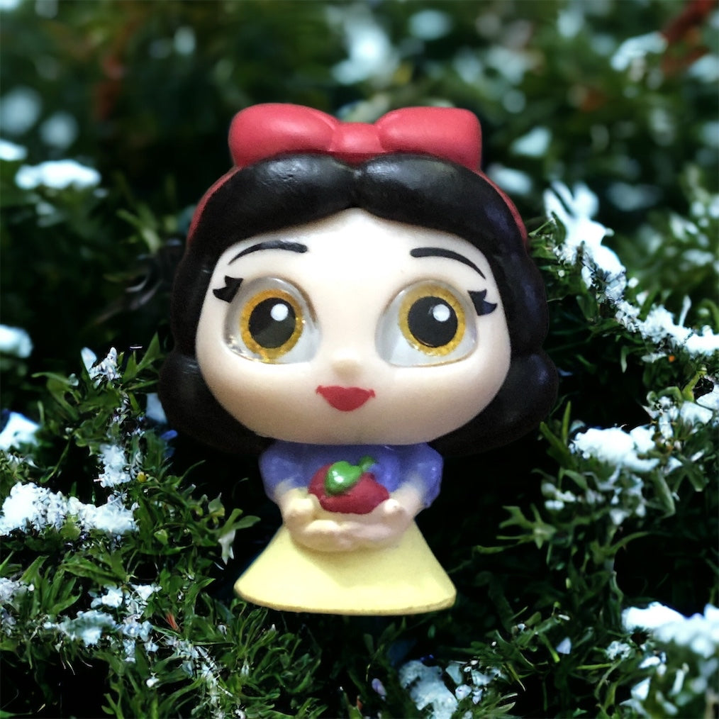 Snow White Carry Apple (Scented) Disney Doorables!! Disney Doorables Series 8!! Disney Doorables Keychains!!