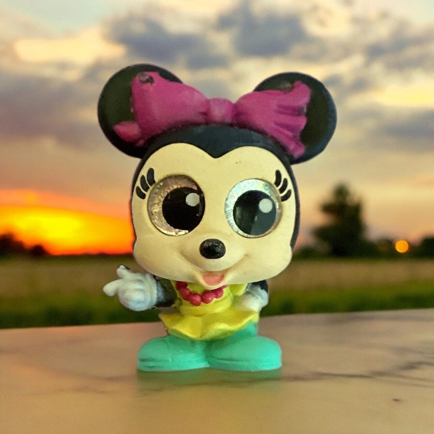 Minnie Mouse 80s (Damage on the Bow, see Picture) Disney Doorables!! Disney Doorables Series 9!! Disney Doorables Keychains!!